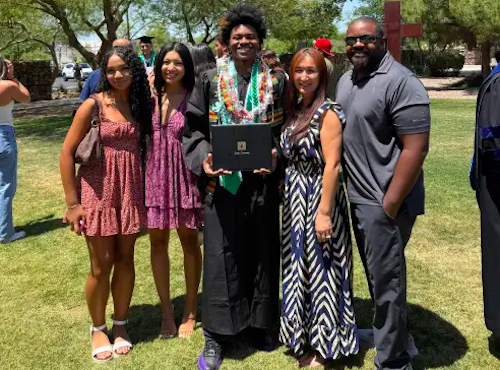 Le fiancé de Kaileya à sa remise de diplôme