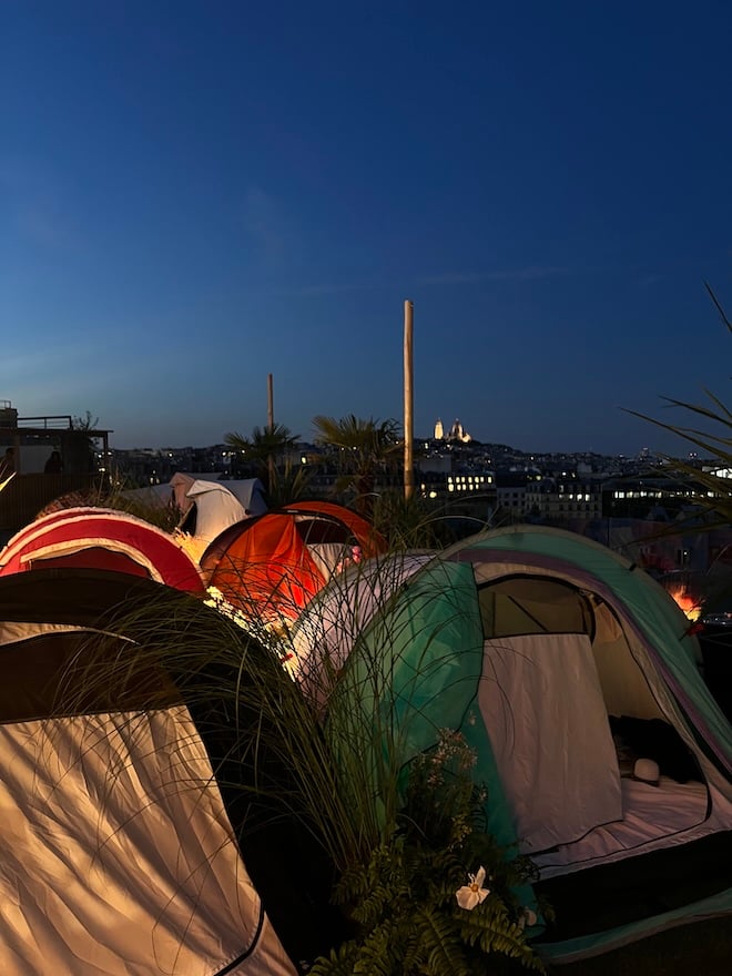 tentes sur un toit de Paris en pleine nuit