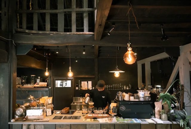 L'&eacute;poux de Rei dans le caf&eacute;