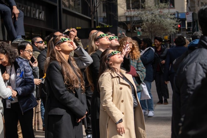 Des personnes regardent une &eacute;clipse solaire