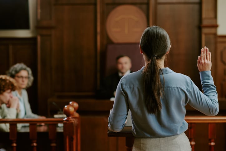 Une femme jurant de dire toute la v&eacute;rit&eacute; au tribunal