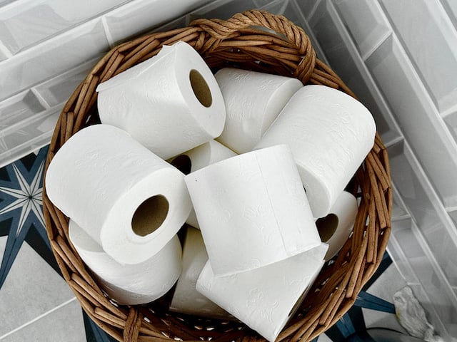 Un panier rempli de rouleaux de papier toilette