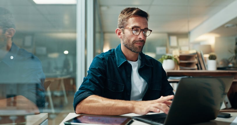 Un homme travaille sur un ordinateur