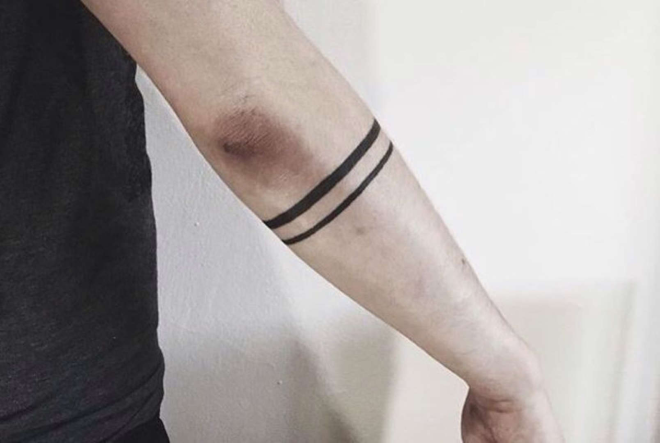 Deux bandes noires tatou&eacute;es sur le bras