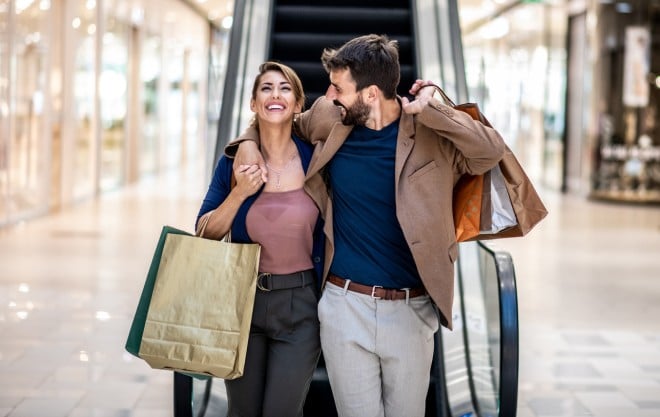 Un jeune couple heureux
