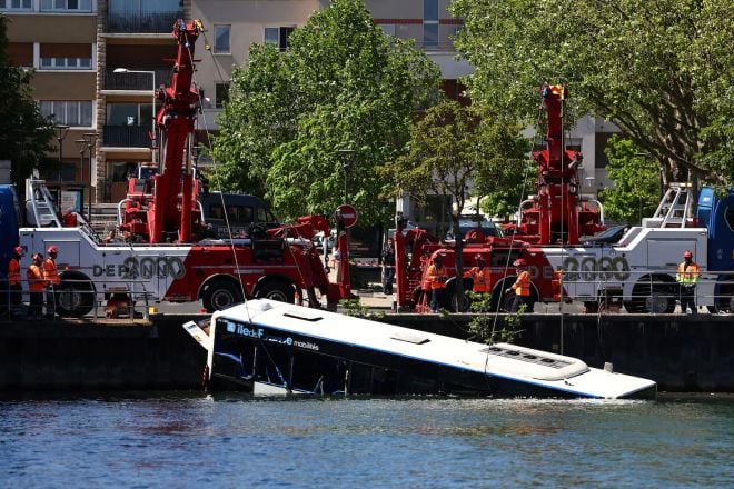 Le bus sort de la Seine