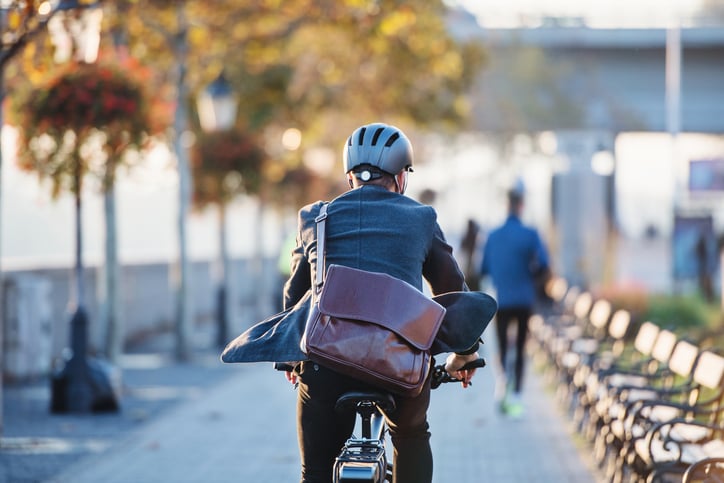 Un salari&eacute; se rendant au travail &agrave; v&eacute;lo