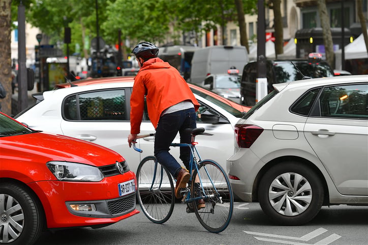 Un salari&eacute; se rendant au travail &agrave; v&eacute;lo
