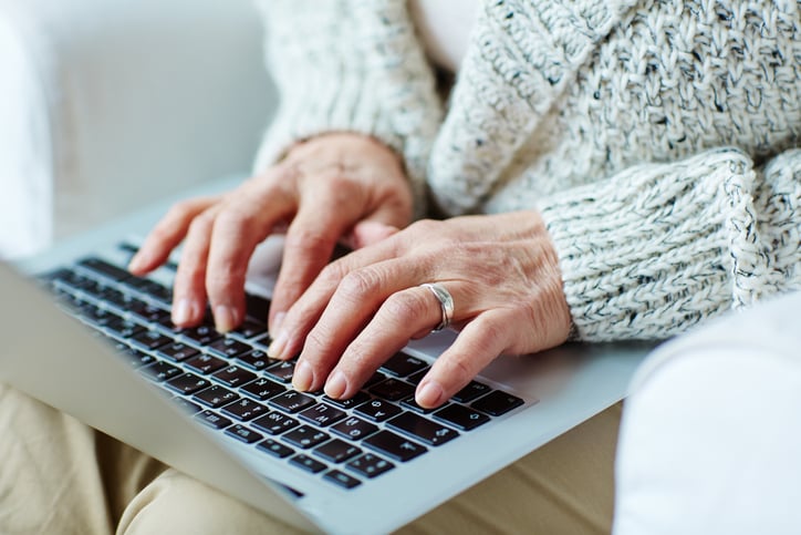 Une femme utilise le clavier de son ordinateur