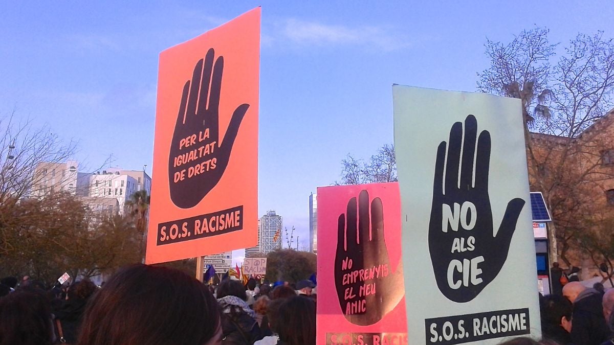 Pancartes de SOS Racisme dans une manifestation