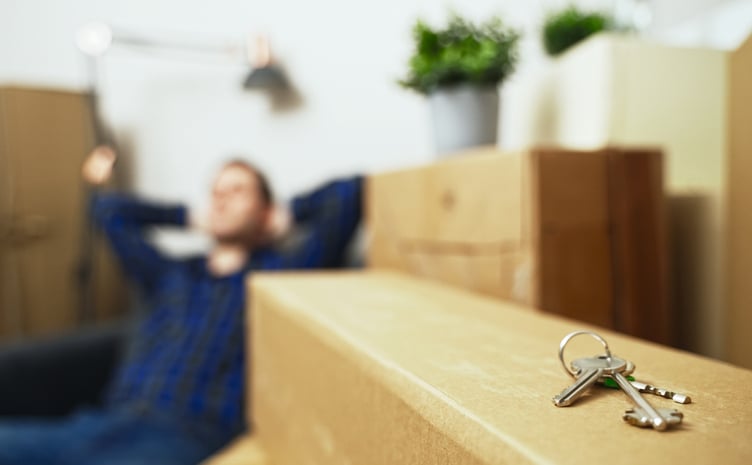 Un locataire se repose dans son logement