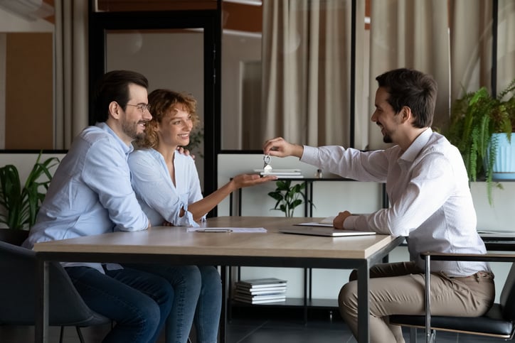Un couple de primo-acc&eacute;dants r&eacute;cup&egrave;rent les cl&eacute;s de son nouveau logement