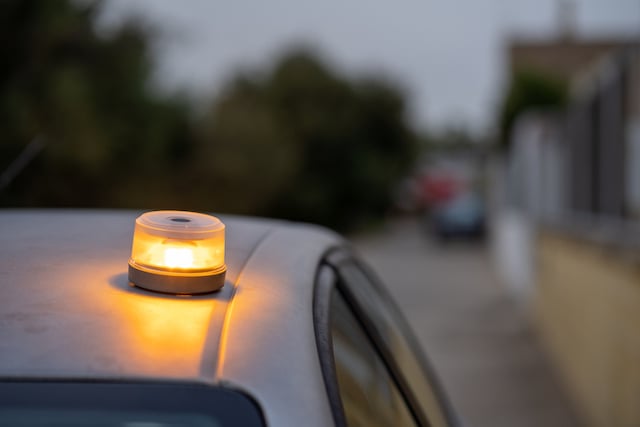 Balise V-16 sur le toit d'une voiture