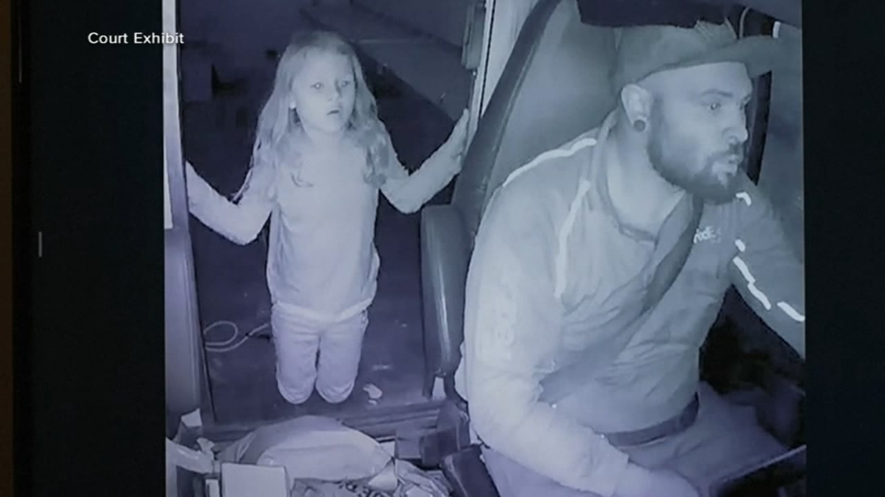 Image de vid&eacute;osurveillance, montrant Athena Strand, 7 ans, et son meurtrier Tanner Horner, 31 ans