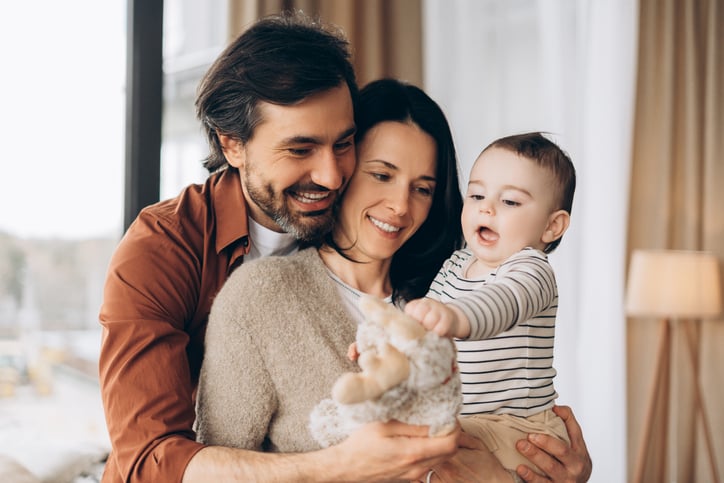 Un couple avec un b&eacute;b&eacute;