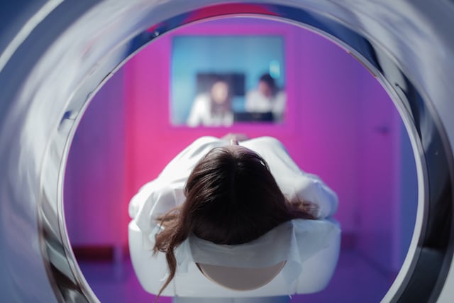 Une femme qui passe une IRM