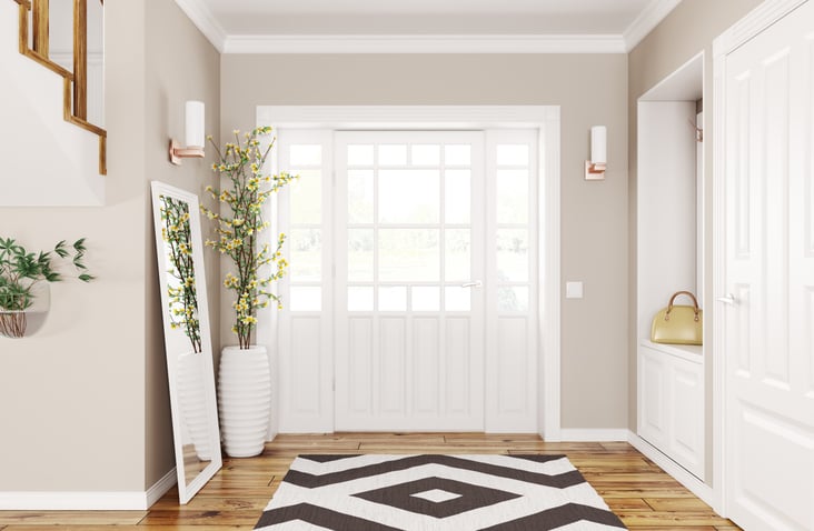 Un tapis devant une porte d'entr&eacute;e