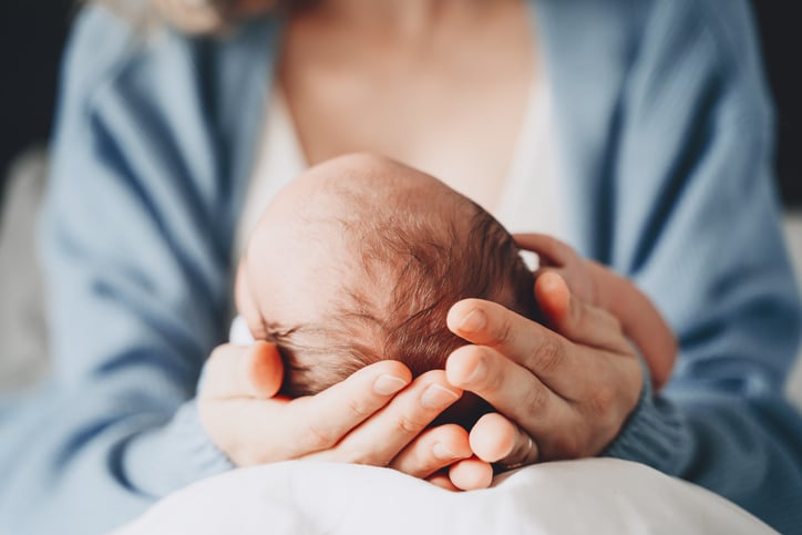 Un nouveau-n&eacute; dans les mains de sa m&egrave;re
