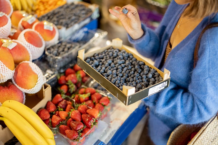 Une femme ach&egrave;te des fruits