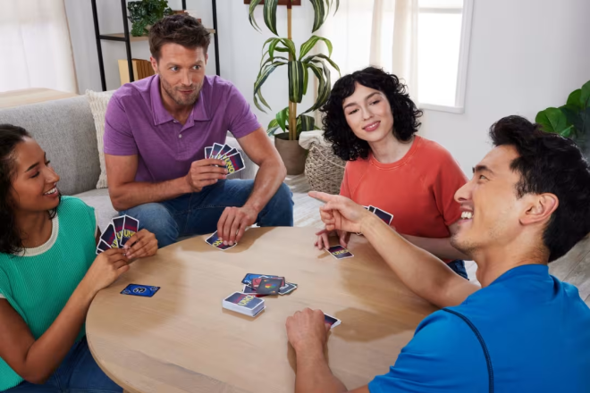 Des amis jouent au UNO