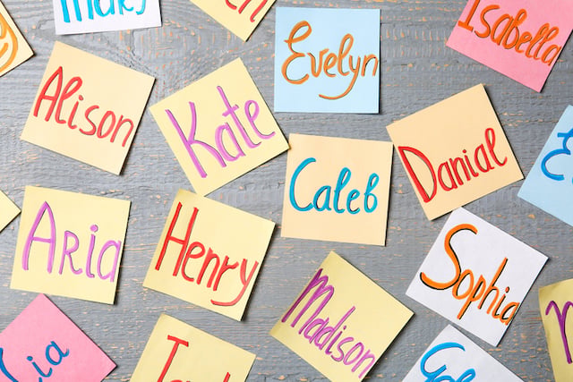 Post-it avec des pr&eacute;noms &eacute;cris dessus