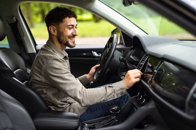 Un homme en voiture