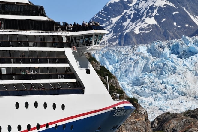 Une croisi&egrave;re face au glacier South Sawyer