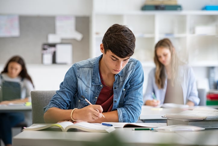 Des &eacute;l&egrave;ves passent un examen