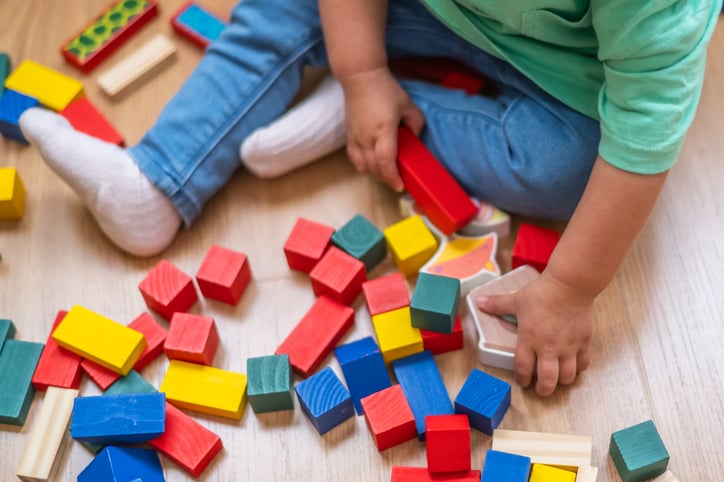 Un gar&ccedil;onnet jouant dans une cr&egrave;che