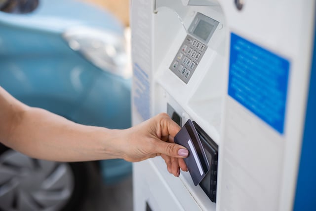 Une conductrice en train de payer l'essence