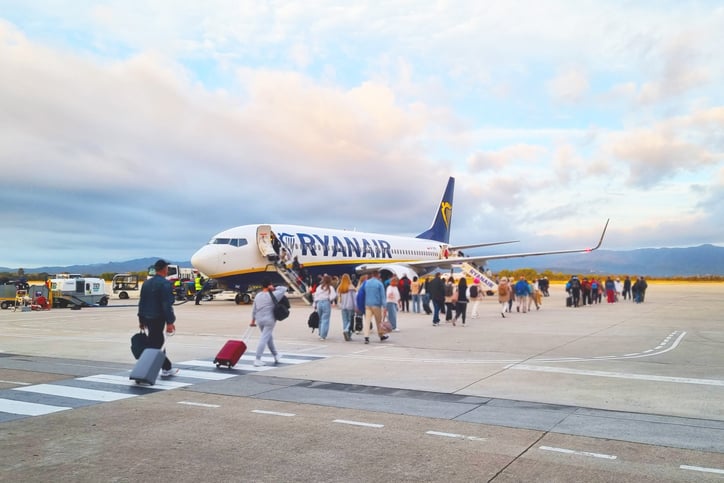 Des voyageurs embarquent dans un avion Ryanair