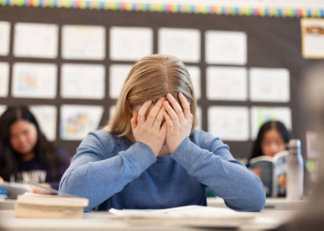 Une &eacute;l&egrave;ve triste en classe