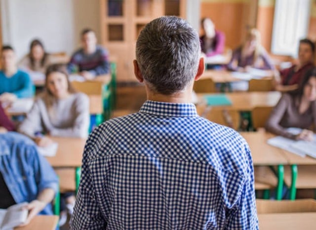 Un professeur de dos