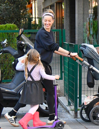 Amber Heard marche dans la rue avec sa fille