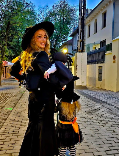 Amber Heard en costume avec sa fille