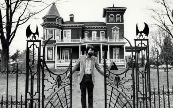 Stephen King devant son manoir