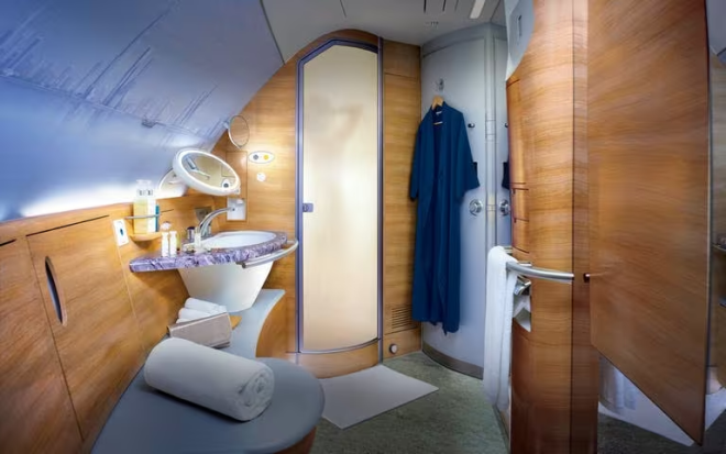 Une salle de bain dans un avion