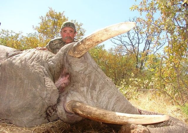 Ernie Dosio posant avec une d&eacute;pouille animale 