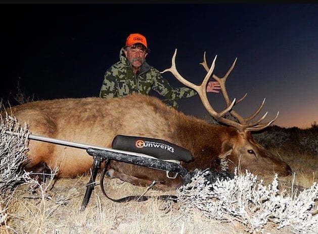 Ernie Dosio posant avec une d&eacute;pouille animale 