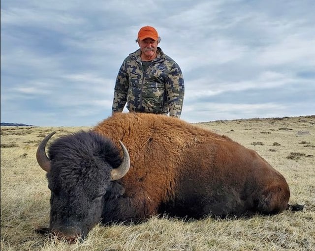 Ernie Dosio posant avec une d&eacute;pouille animale 