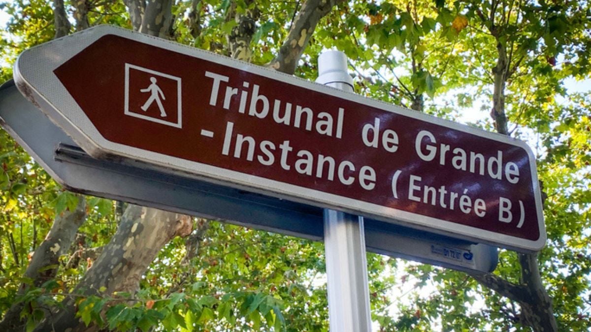 Panneau annon&ccedil;ant la proximit&eacute; du tribunal de grande instance d'Aix-en-Provence (Bouches-du-Rh&ocirc;ne)