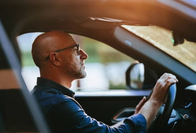 Un homme en train de conduire