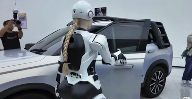 Un robot ouvre la porte d'une voiture