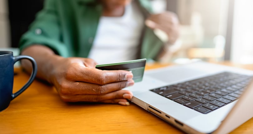 Une personne paie avec sa carte bancaire