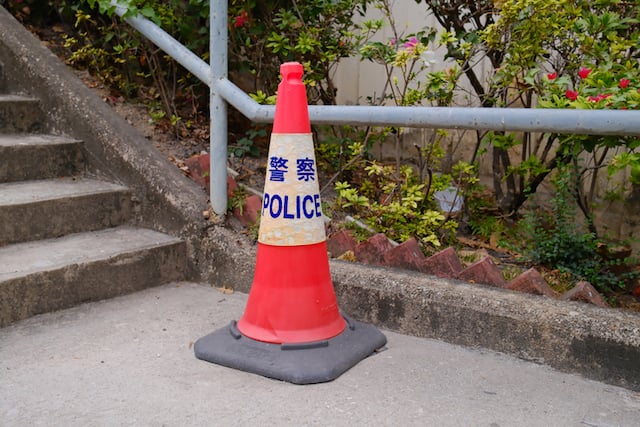 C&ocirc;ne de signalisation orange de la police sur des escaliers en b&eacute;ton dans le quartier r&eacute;sidentiel de Hong Kong&nbsp;