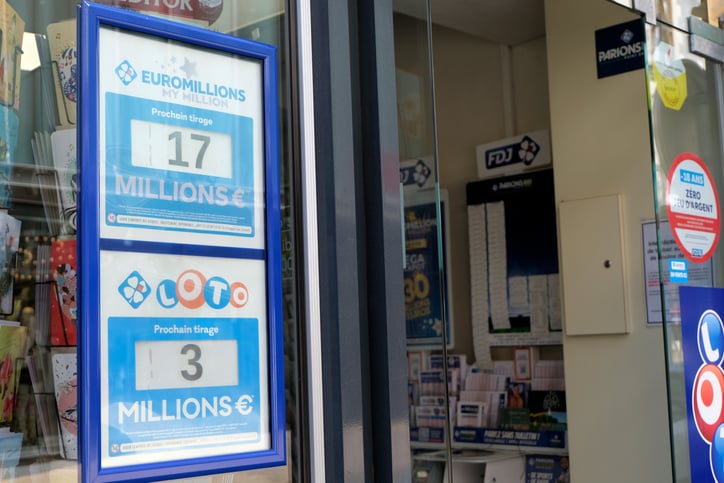 Fa&ccedil;ade d'un buraliste annon&ccedil;ant les gains du loto et de l'Euromillions