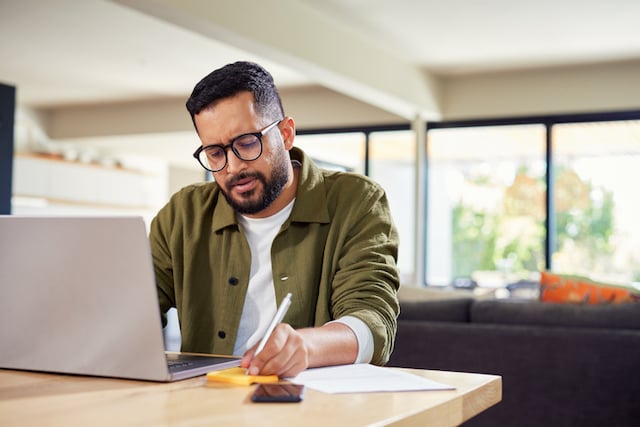Un homme concentr&eacute; devant son ordinateur