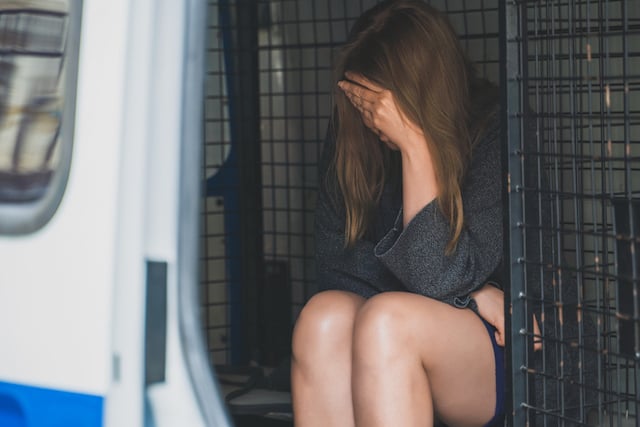 Une femme arr&ecirc;t&eacute;e