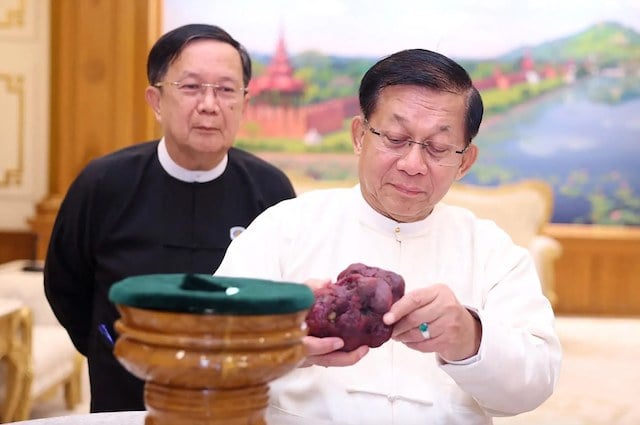 Le pr&eacute;sident Min Aung Hlaing examinant de pr&egrave;s le rubis de 11 000 carats