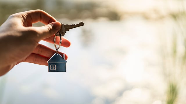 Une cl&eacute; avec un porte-cl&eacute; en forme de maison